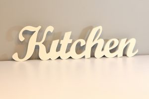 שילוט אותיות בחיתוך לייזר