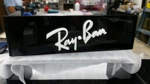 חיתוך אותיות בלייזר