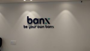 אותיות בולטות לקיר