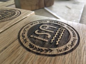 חריטה בלייזר על עץ