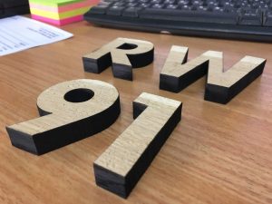 חיתוך אותיות בלייזר