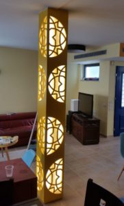 גוף תאורה משולב משרבייה מעץ