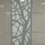 גוף תאורה עם משרביה ממתכת