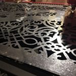 חריטה וחיתוך לייזר על מתכת