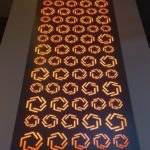 משרביית מתכת עם גוף תאורה