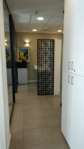 משרביית עץ מעוצבת למשרד