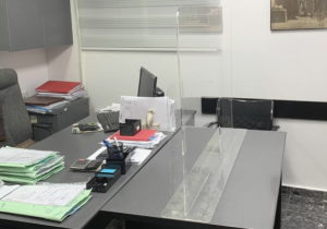 מחיצת קורונה מעל שולחן