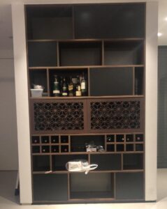 ארון ויטרינה עם משרביה