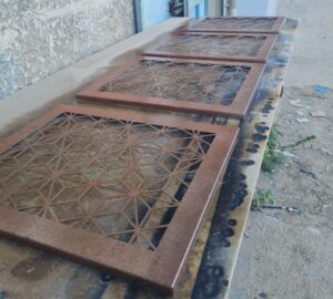 משרביה מעוצבת בסגנון חלודה