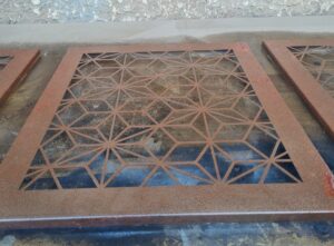 משרביה מעוצבת ממתכת