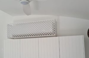 משרביה ממתכת לסגירת מזגן