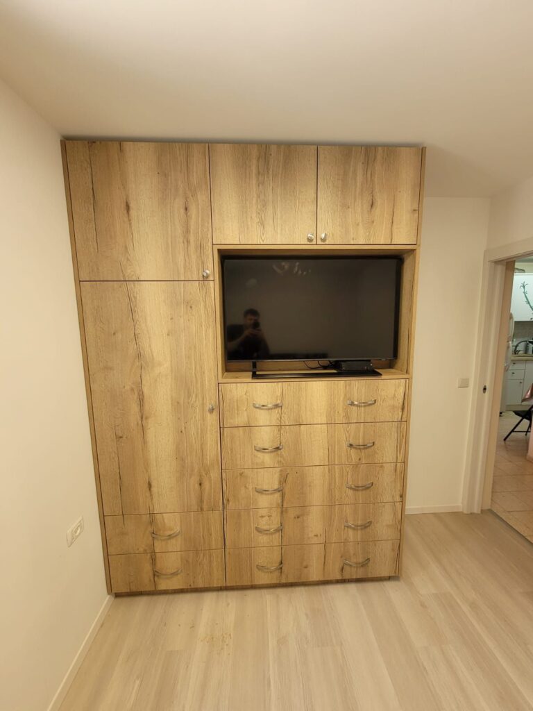 ארון עץ מלא לחדר