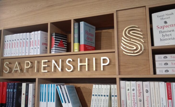 חריטה על מתכות: האמנות הפונקציונלית שמגדירה מחדש את עולם העיצוב